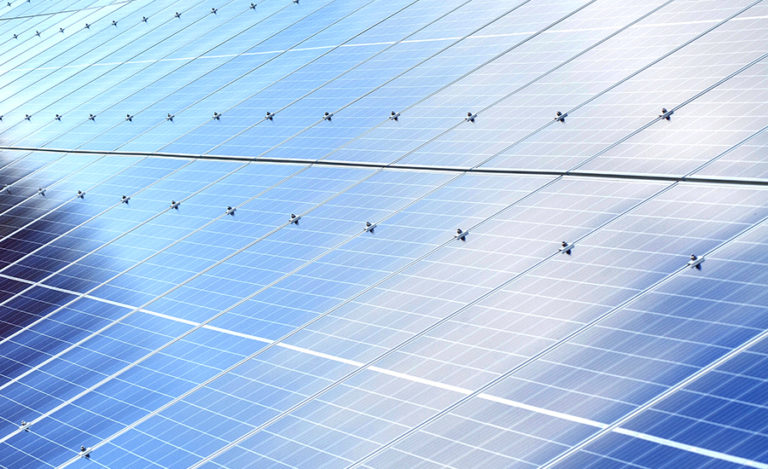 Les panneaux solaires photovoltaïques : entre économie et écologie